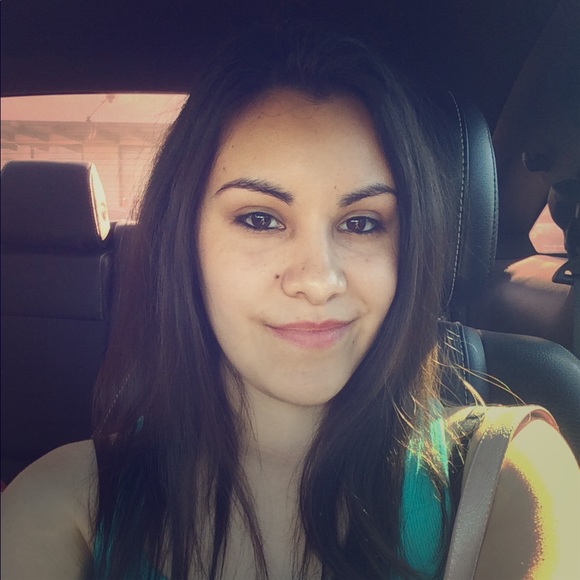 Meet your Posher, Claudia - Picture 1 of 1